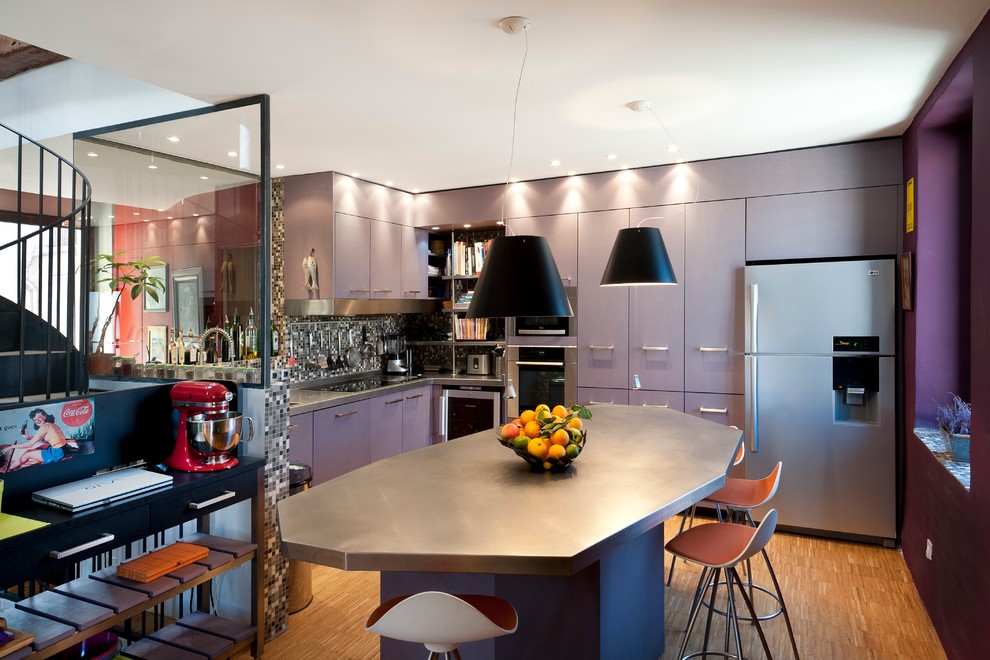 Modelo de cocina contemporánea grande con armarios con paneles lisos, salpicadero multicolor, salpicadero con mosaicos de azulejos y una isla