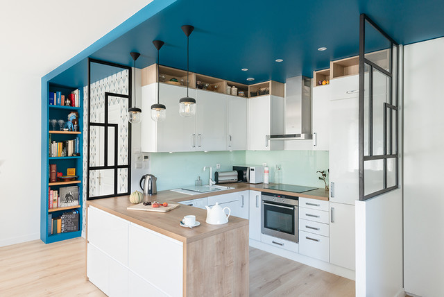 Double verrière & bibliothèque pour cette cuisine au plafond bleu -  Contemporain - Cuisine - Paris - par Bulles & Taille-crayon | Houzz