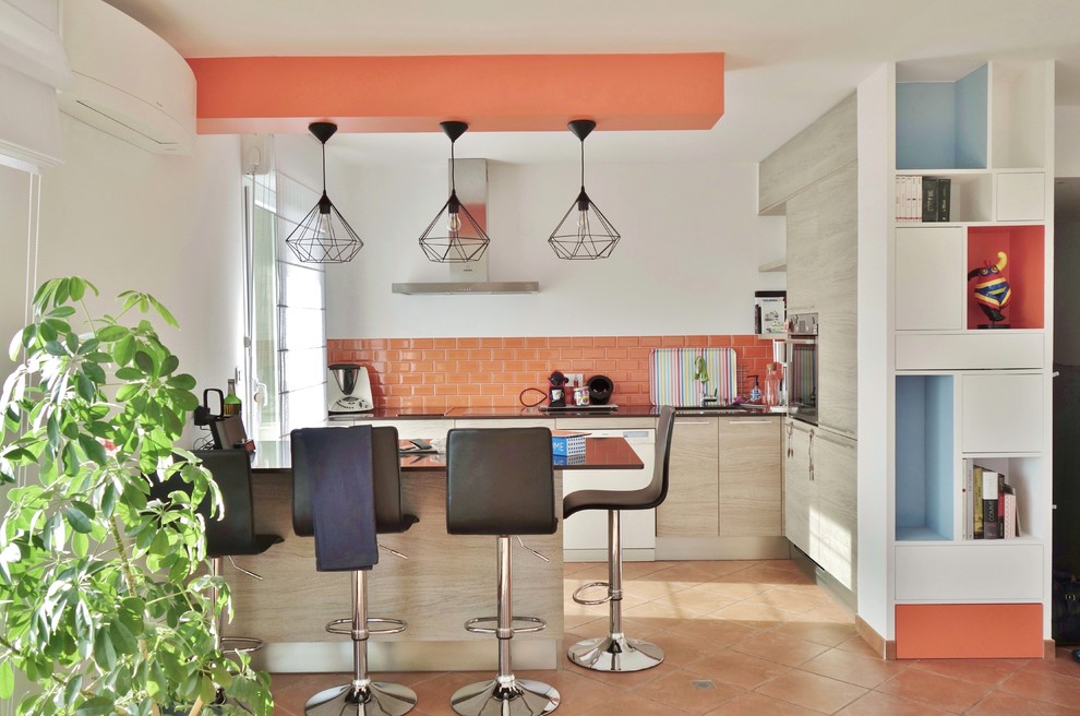 Ispirazione per un cucina con isola centrale boho chic con paraspruzzi arancione, ante in legno chiaro e elettrodomestici in acciaio inossidabile