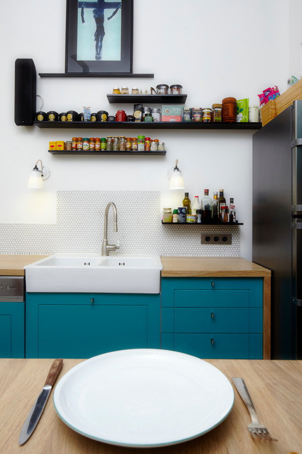 Идея дизайна: кухня в современном стиле с двойной мойкой, синими фасадами, деревянной столешницей, белым фартуком, фартуком из плитки мозаики, техникой из нержавеющей стали и полом из цементной плитки