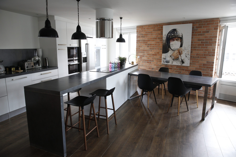 Inspiration for an industrial kitchen remodel in Paris