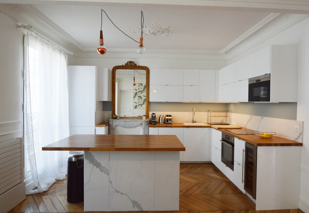 Mittelgroße, Offene Moderne Küche in L-Form mit Arbeitsplatte aus Holz, Küchenrückwand in Weiß, hellem Holzboden, Kücheninsel, beigem Boden und beiger Arbeitsplatte in Paris