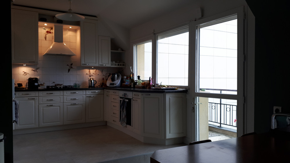 На фото: большая отдельная, прямая кухня в классическом стиле с белыми фасадами, гранитной столешницей, синим фартуком, фартуком из терракотовой плитки, полом из керамической плитки, бежевым полом и черной столешницей