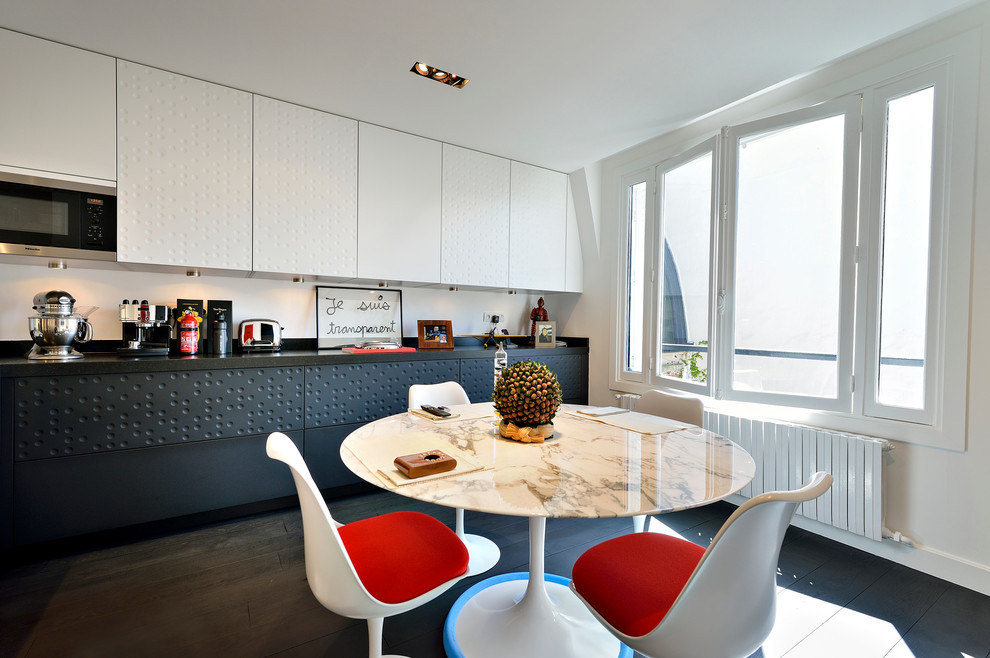 Einzeilige, Mittelgroße Moderne Wohnküche ohne Insel mit grauen Schränken in Paris