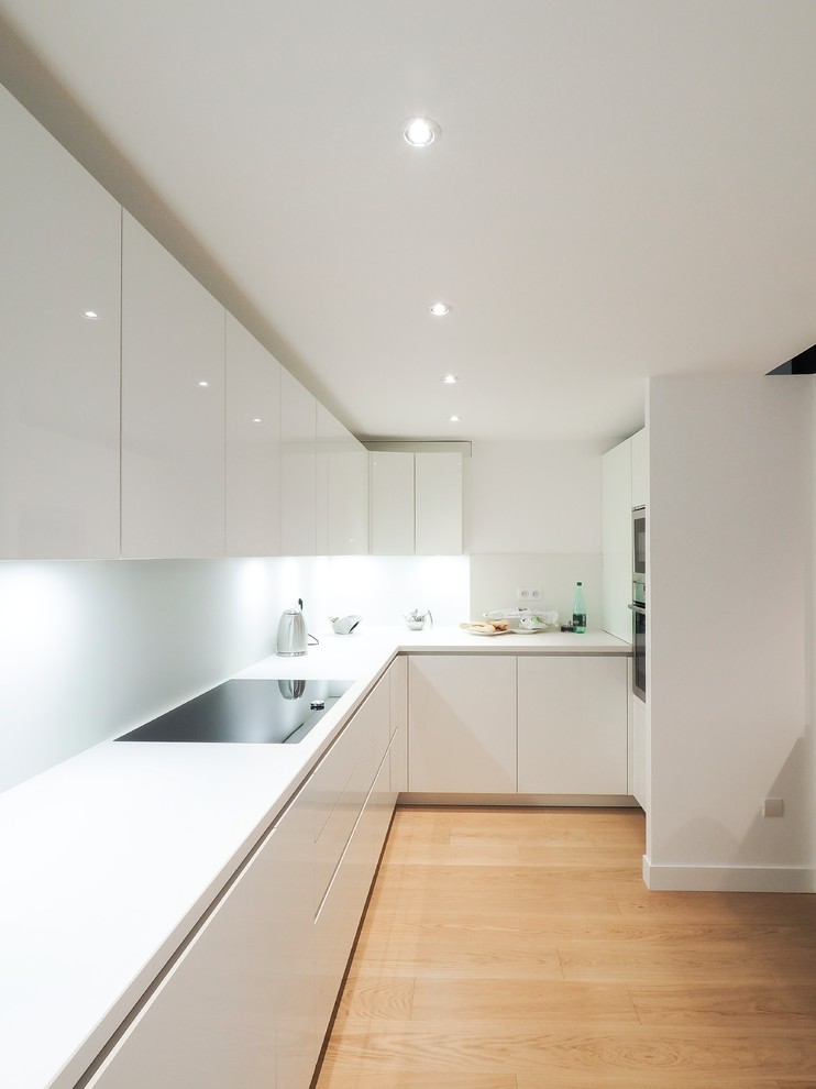 Esempio di una grande cucina moderna con lavello a vasca singola, parquet chiaro e pavimento beige