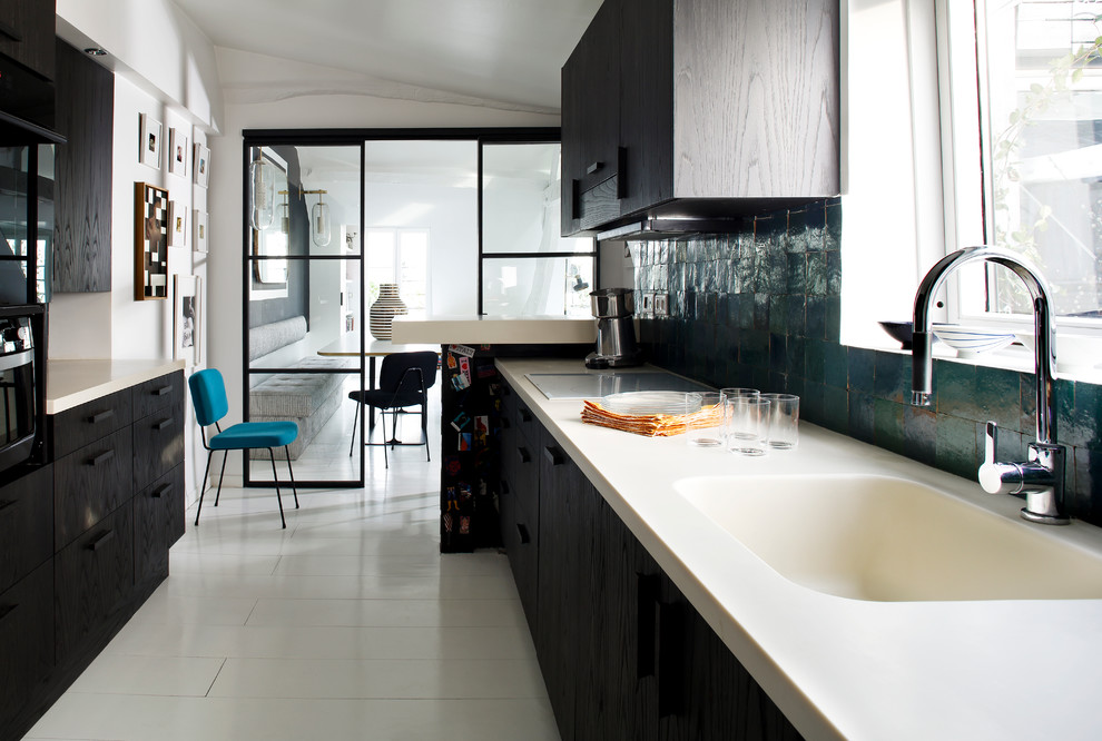 Geschlossene, Einzeilige, Mittelgroße Moderne Küche mit integriertem Waschbecken, dunklen Holzschränken, Keramikboden und Halbinsel in Paris
