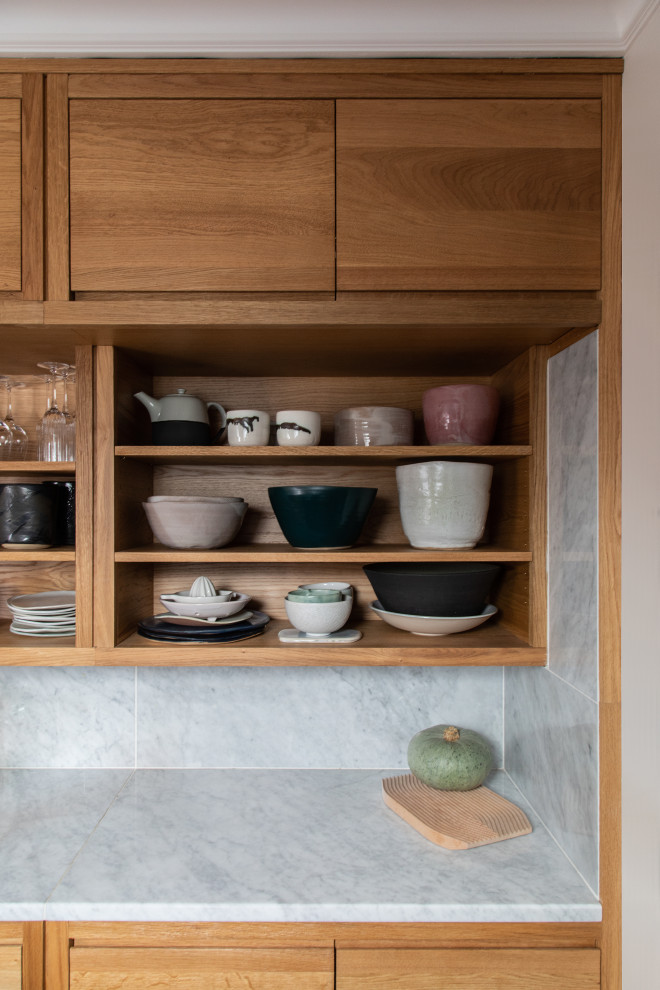 Immagine di una piccola cucina lineare con ante in legno chiaro, top in marmo, paraspruzzi in marmo, pavimento in terracotta e nessuna isola