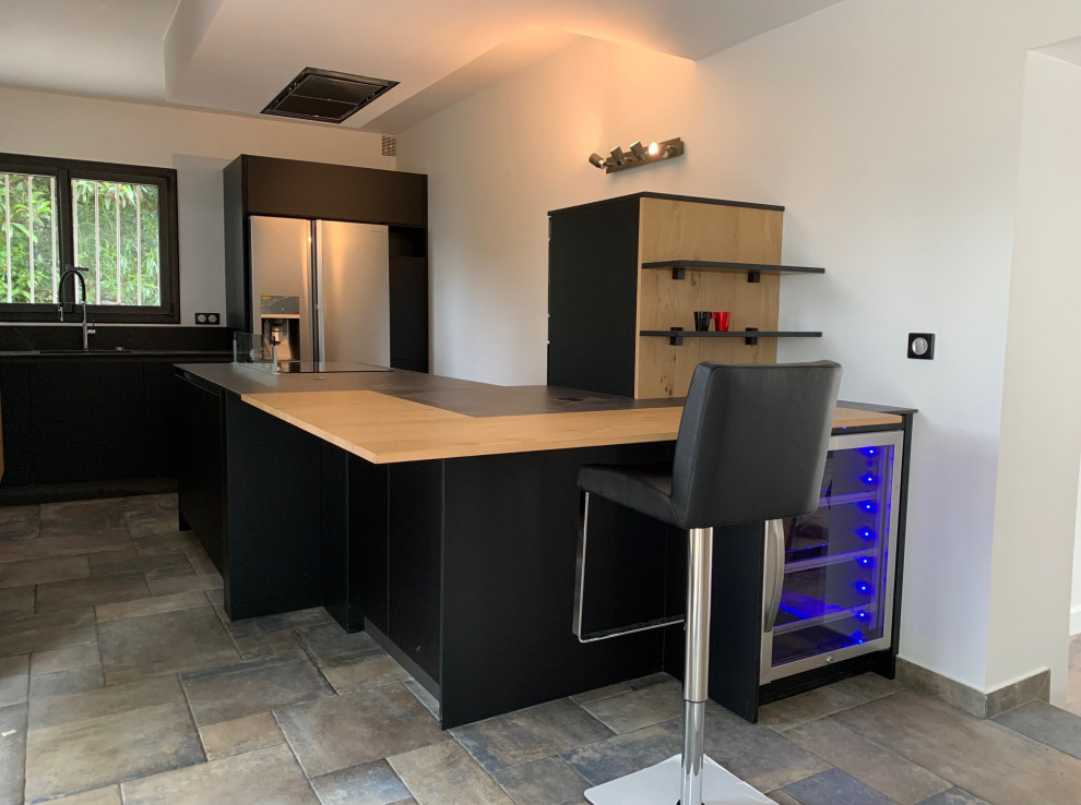 Exempel på ett mellanstort modernt grå linjärt grått kök med öppen planlösning, med en enkel diskho, släta luckor, svarta skåp, svart stänkskydd, rostfria vitvaror, klinkergolv i keramik, en halv köksö och flerfärgat golv