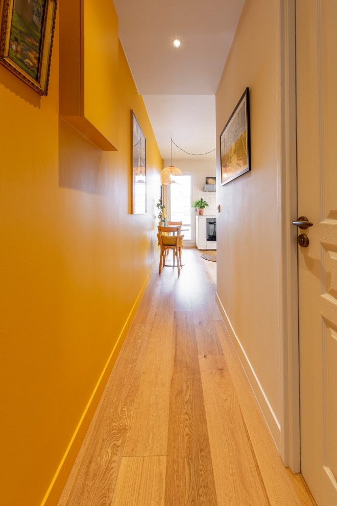 Idées déco pour un couloir contemporain de taille moyenne avec parquet clair et un sol beige.