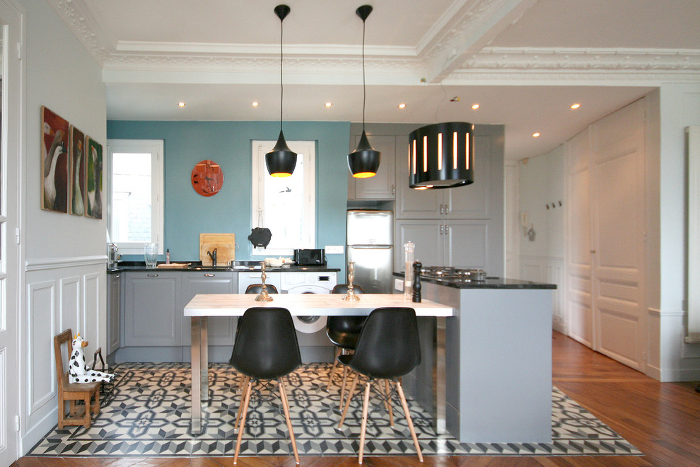 Пример оригинального дизайна: угловая кухня-гостиная среднего размера в стиле фьюжн с серыми фасадами и островом