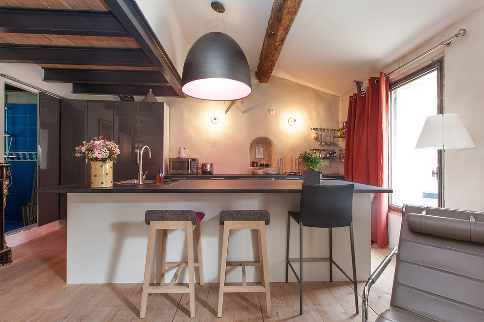 Offene, Zweizeilige, Mittelgroße Moderne Küche mit Einbauwaschbecken, grauen Schränken und Kücheninsel in Montpellier