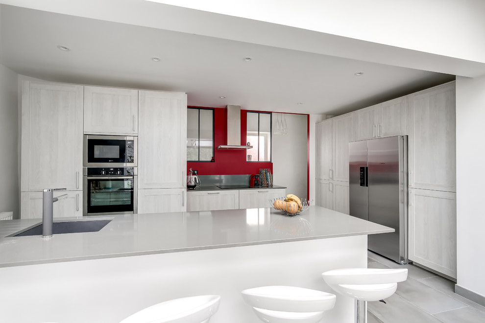 Offene, Zweizeilige, Große Moderne Küche mit roten Schränken, Küchenrückwand in Rot, Kücheninsel und grauer Arbeitsplatte in Paris