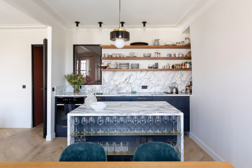 Idéer för mellanstora funkis linjära kök med öppen planlösning, med en enkel diskho, släta luckor, blå skåp, marmorbänkskiva, stänkskydd i marmor, integrerade vitvaror, ljust trägolv och en köksö