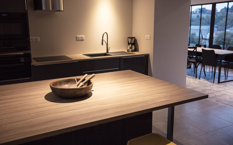 This is an example of an expansive traditional kitchen in Angers.