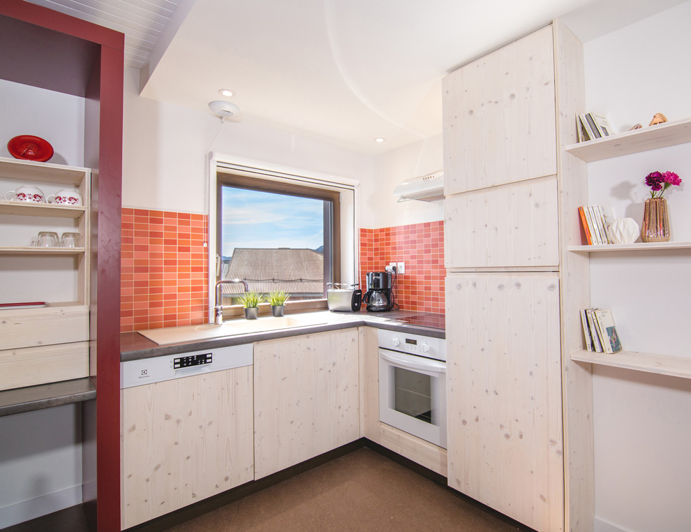 Bild på ett litet minimalistiskt kök, med en undermonterad diskho, släta luckor, skåp i ljust trä, laminatbänkskiva, rött stänkskydd, stänkskydd i keramik, vita vitvaror, linoleumgolv och brunt golv