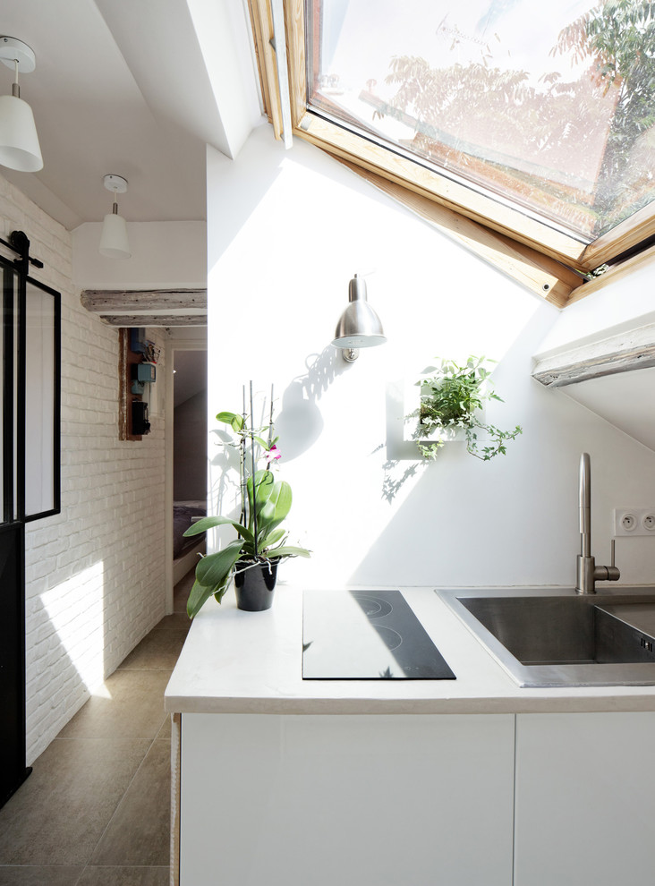Offene, Einzeilige, Kleine Moderne Küche ohne Insel mit weißen Schränken in Paris