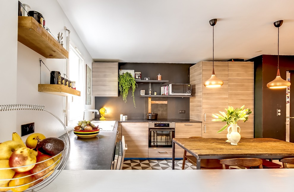 Kitchen - eclectic kitchen idea in Paris