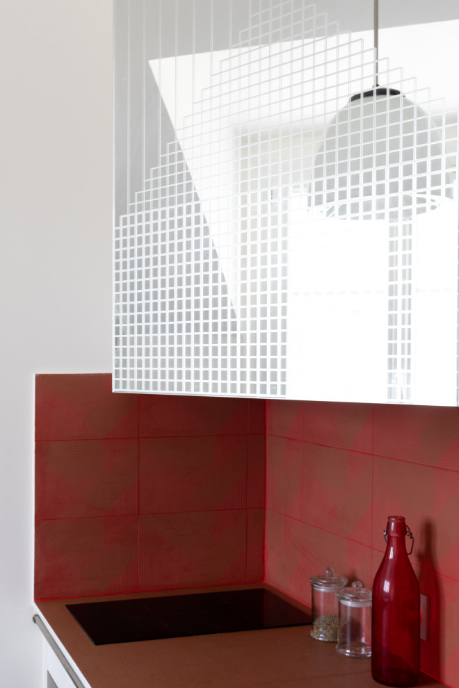 Modelo de cocina lineal contemporánea abierta con fregadero sobremueble, encimera de azulejos, salpicadero rojo, salpicadero de azulejos de terracota, suelo de baldosas de cerámica, suelo rojo y encimeras rosas