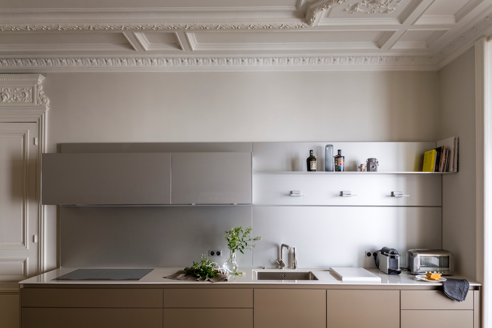 Immagine di una cucina lineare minimal di medie dimensioni e chiusa con ante marroni, paraspruzzi a effetto metallico, lavello sottopiano e paraspruzzi con piastrelle di metallo