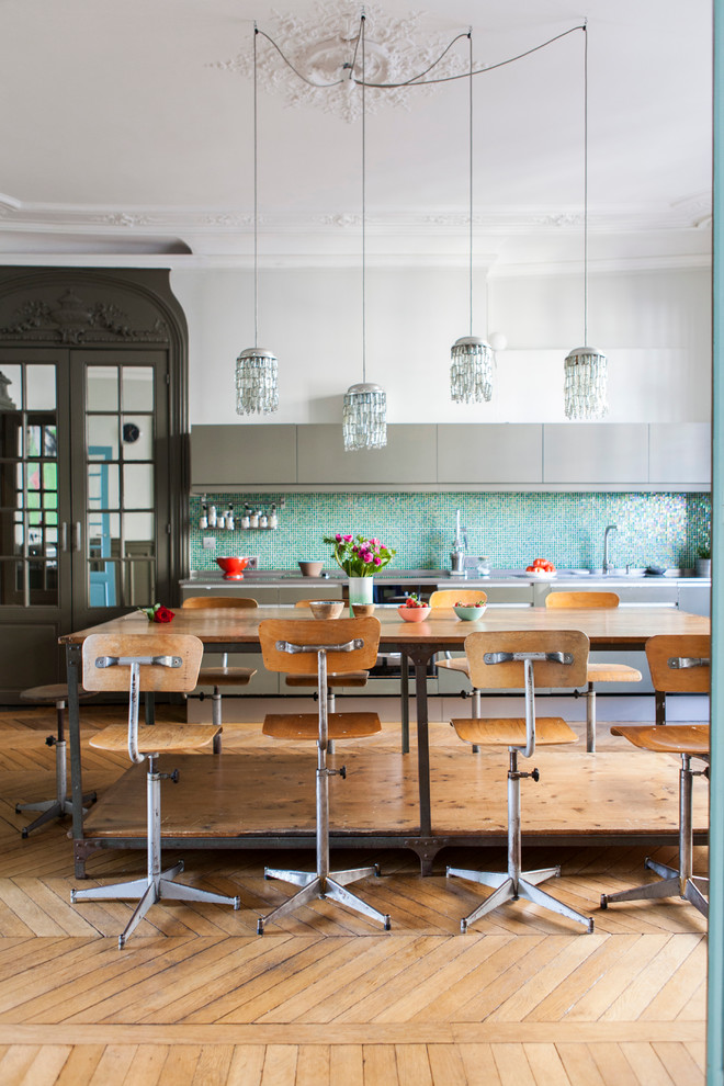 Imagen de cocina comedor lineal tradicional renovada grande sin isla con fregadero bajoencimera, salpicadero azul, salpicadero con mosaicos de azulejos, suelo de madera clara y puertas de armario verdes