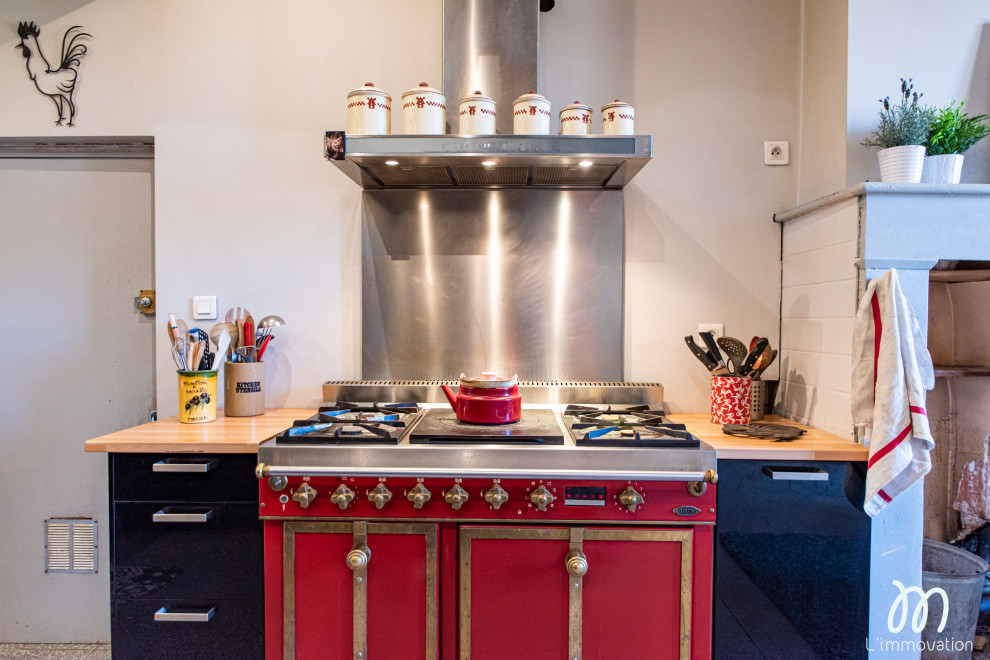 Свежая идея для дизайна: большая кухня в стиле кантри - отличное фото интерьера