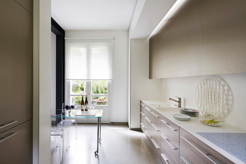 Einzeilige, Mittelgroße Moderne Wohnküche ohne Insel mit integriertem Waschbecken, flächenbündigen Schrankfronten, beigen Schränken und Küchenrückwand in Weiß in Paris