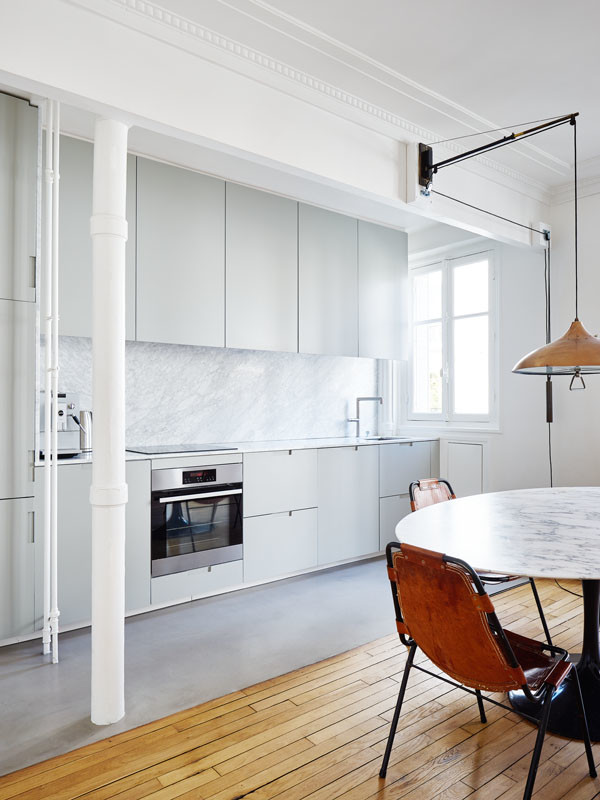 Idées déco pour une cuisine ouverte linéaire et encastrable scandinave de taille moyenne avec un évier encastré, des portes de placard blanches, une crédence grise et un sol en linoléum.