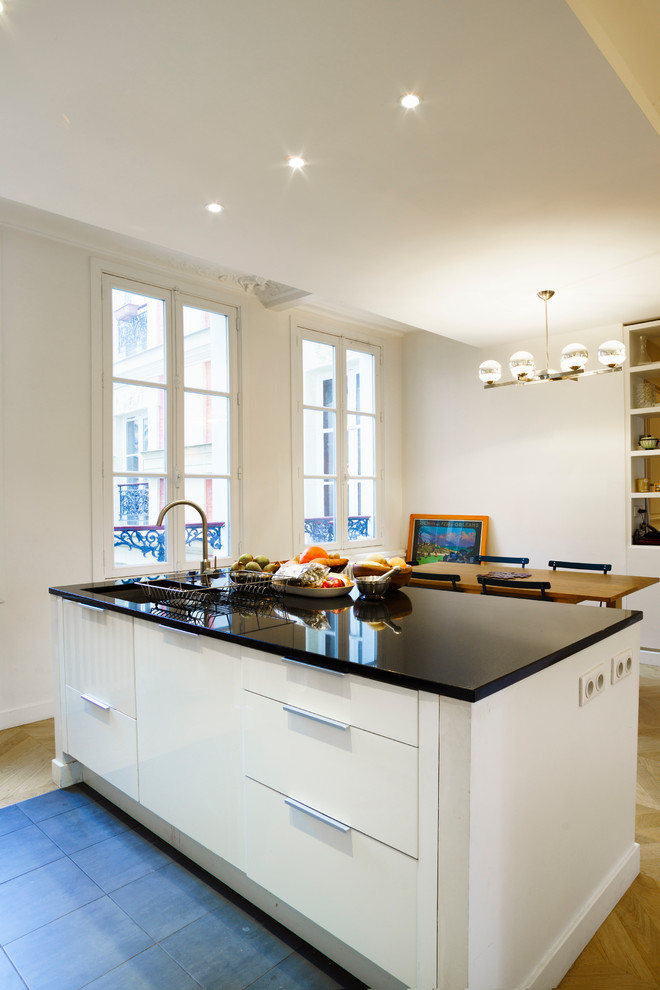 Zweizeilige, Große Moderne Wohnküche mit weißen Schränken und Kücheninsel in Paris