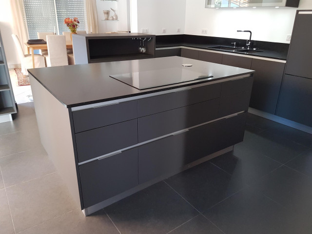 Îlot plaque induction prise encastrable - Modern - Kitchen - Nantes - by  INSIDE