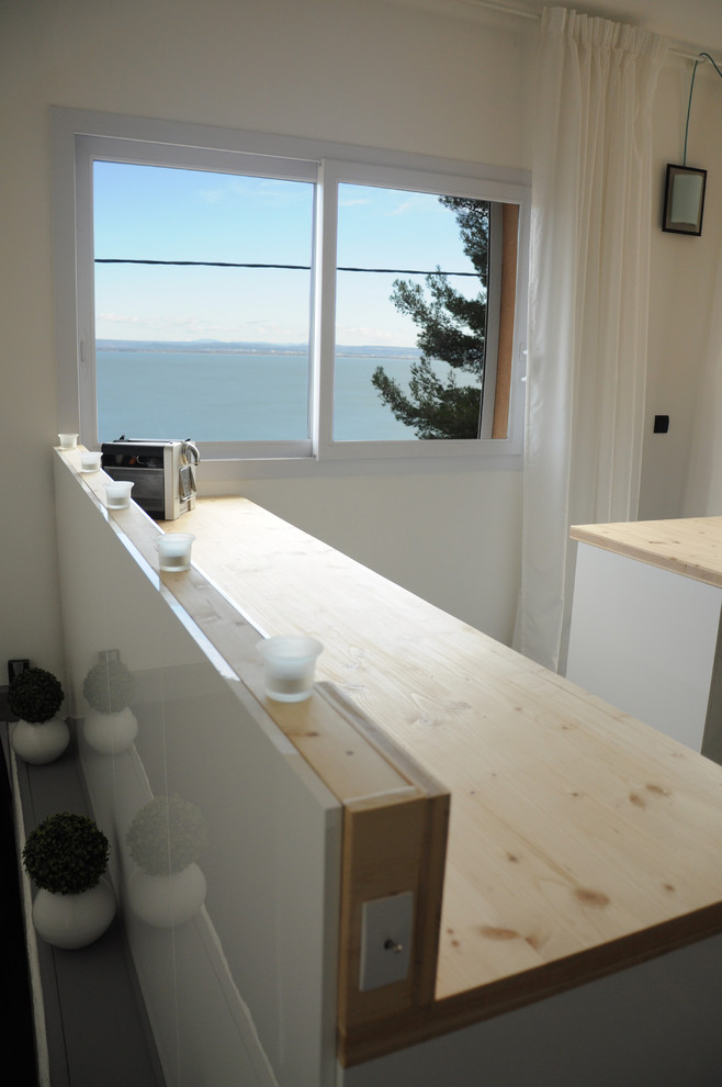 Aménagement d'une grande cuisine ouverte contemporaine en L avec un évier 1 bac, îlot et un plan de travail en bois.