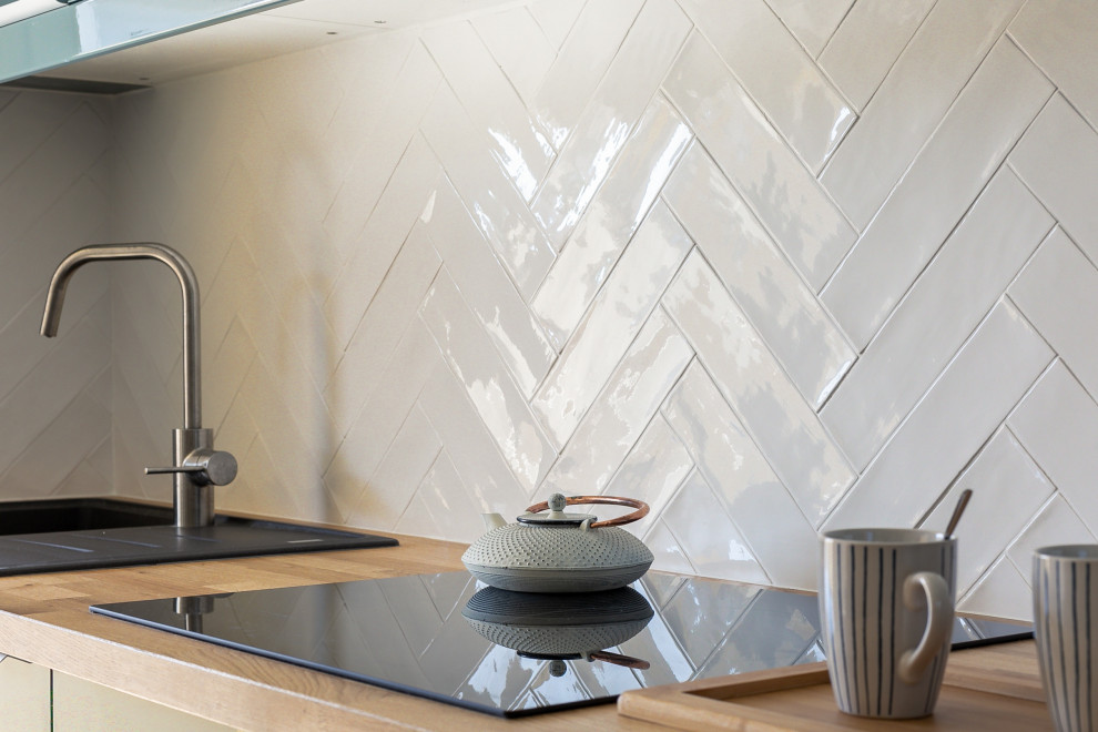Immagine di una cucina minimalista con pavimento con piastrelle in ceramica e pavimento beige