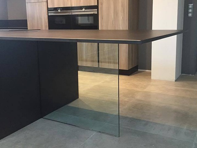 Jambage en verre trempé sous plan de travail en Dekton - Moderno