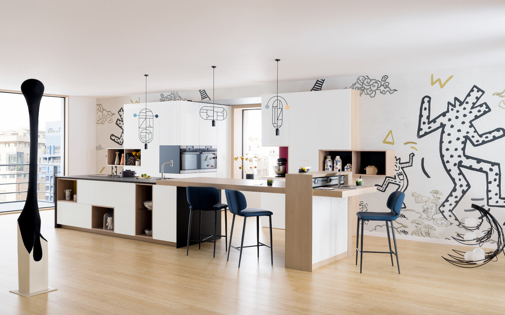 Réalisation d'une cuisine parallèle design avec un placard à porte plane, des portes de placard blanches, un plan de travail en bois, un sol en bois clair, un îlot central, un sol beige, un plan de travail beige et papier peint.