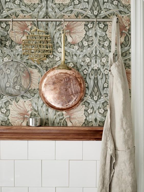 Inspiration för ett stort vintage linjärt kök med öppen planlösning, med en undermonterad diskho, luckor med profilerade fronter, skåp i mellenmörkt trä, marmorbänkskiva, vitt stänkskydd, stänkskydd i keramik, vita vitvaror, klinkergolv i keramik, en köksö och grönt golv