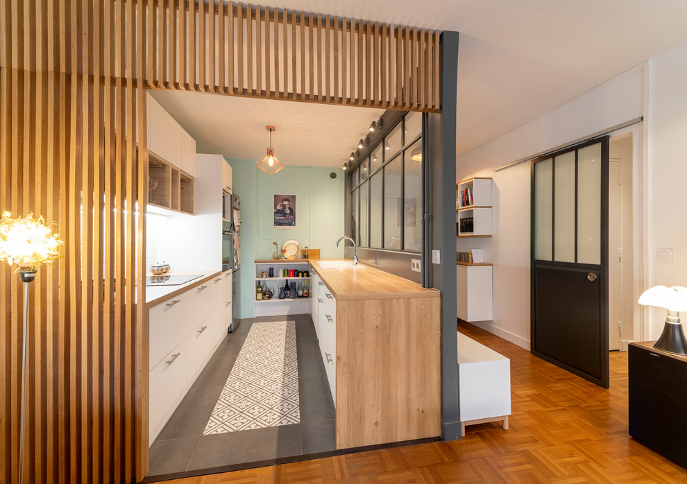 Example of a trendy kitchen design in Marseille