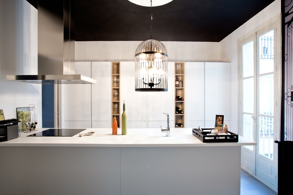 Идея дизайна: параллельная кухня-гостиная среднего размера в современном стиле с монолитной мойкой, плоскими фасадами, полуостровом и черно-белыми фасадами