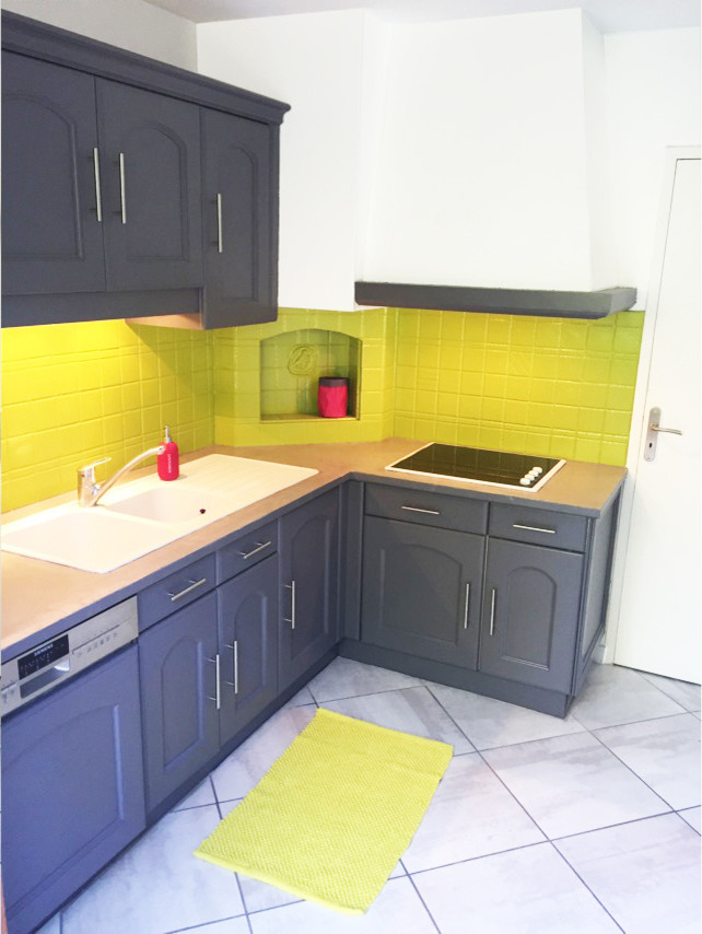 Inspiration for a medium sized contemporary l-shaped kitchen in Montpellier with grey cabinets, concrete worktops, green splashback, ceramic splashback, ceramic flooring, a double-bowl sink, white appliances and grey floors.