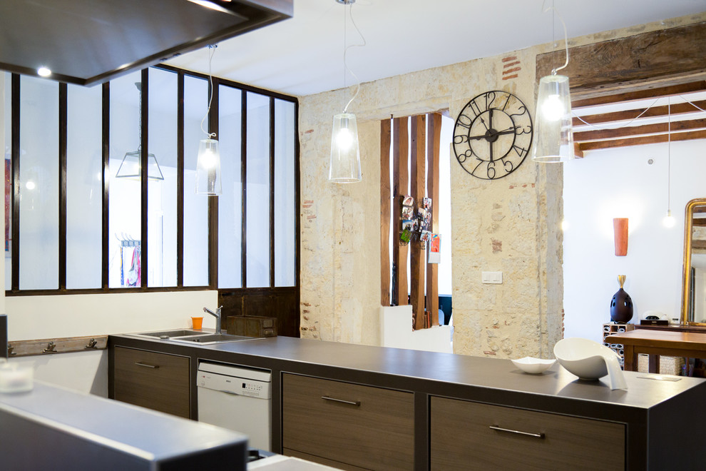 Bild på ett mellanstort industriellt kök, med en dubbel diskho, skåp i mellenmörkt trä, brunt stänkskydd, integrerade vitvaror, klinkergolv i terrakotta och en köksö
