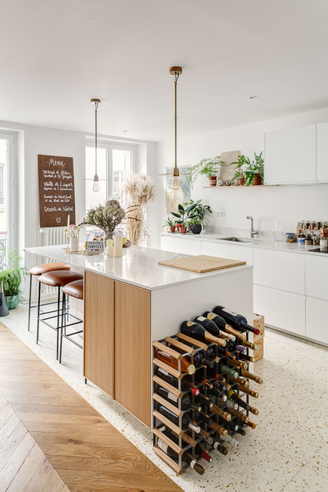 Foto de cocina escandinava de tamaño medio con fregadero bajoencimera, armarios con paneles lisos, puertas de armario blancas, suelo de terrazo, una isla, suelo beige y encimeras blancas