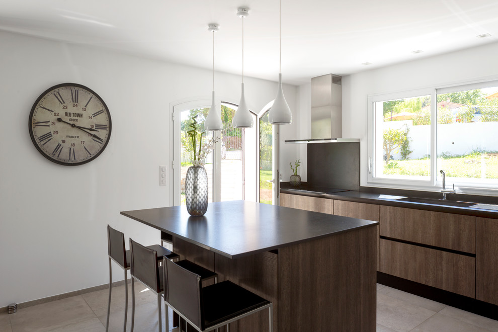 Zweizeilige Moderne Küche mit integriertem Waschbecken, braunen Schränken, Küchenrückwand in Braun, Kücheninsel, beigem Boden und brauner Arbeitsplatte in Nizza