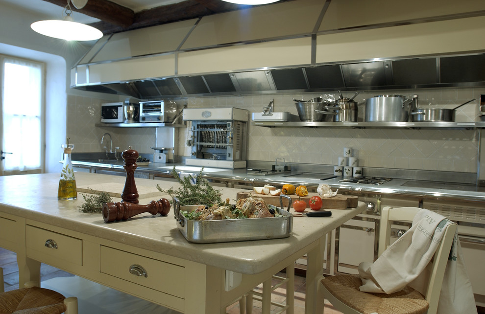 Foto di una grande cucina classica chiusa con lavello sottopiano, ante beige, paraspruzzi beige e elettrodomestici da incasso