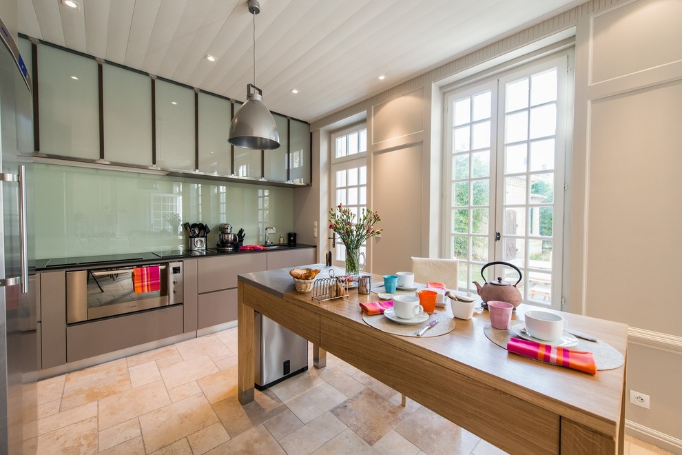 Idéer för att renovera ett stort funkis linjärt kök och matrum, med grå skåp, glaspanel som stänkskydd och en köksö