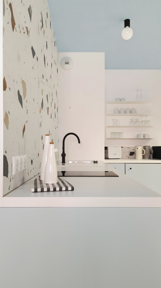 Inspiration för ett mellanstort eklektiskt vit vitt kök, med en undermonterad diskho, blå skåp, laminatbänkskiva, flerfärgad stänkskydd, stänkskydd i glaskakel, terrazzogolv och vitt golv