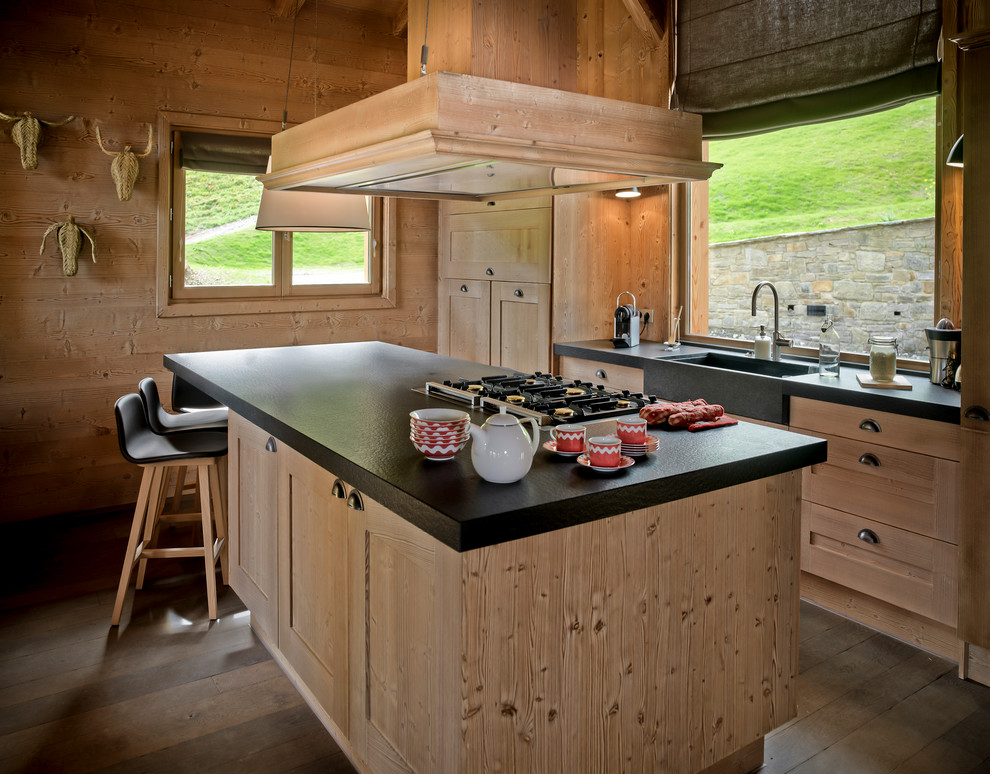Aménagement d'une cuisine américaine linéaire et encastrable montagne en bois clair de taille moyenne avec un évier intégré, un placard à porte shaker, un sol en bois brun et îlot.