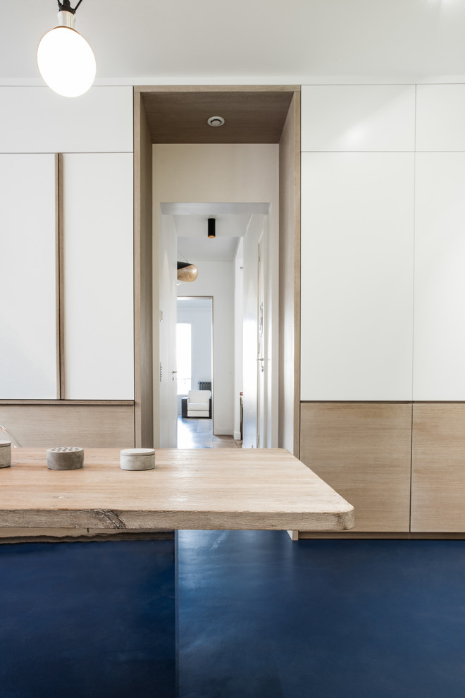 Große Moderne Küche in U-Form mit integriertem Waschbecken, Marmor-Arbeitsplatte, Küchenrückwand in Weiß, Rückwand aus Marmor, Elektrogeräten mit Frontblende, Betonboden, blauem Boden und weißer Arbeitsplatte in Paris