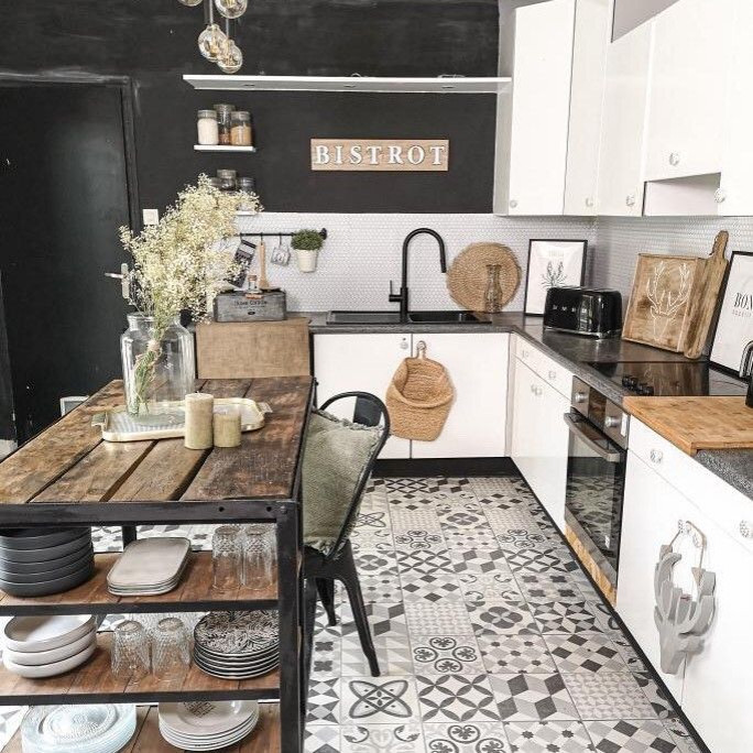 Photo of a retro l-shaped kitchen in Marseille with white cabinets, white splashback, black appliances, grey floors and grey worktops.