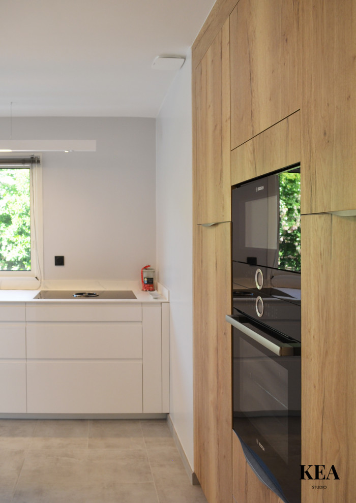 Idee per una grande cucina minimal con pavimento con piastrelle in ceramica e pavimento grigio