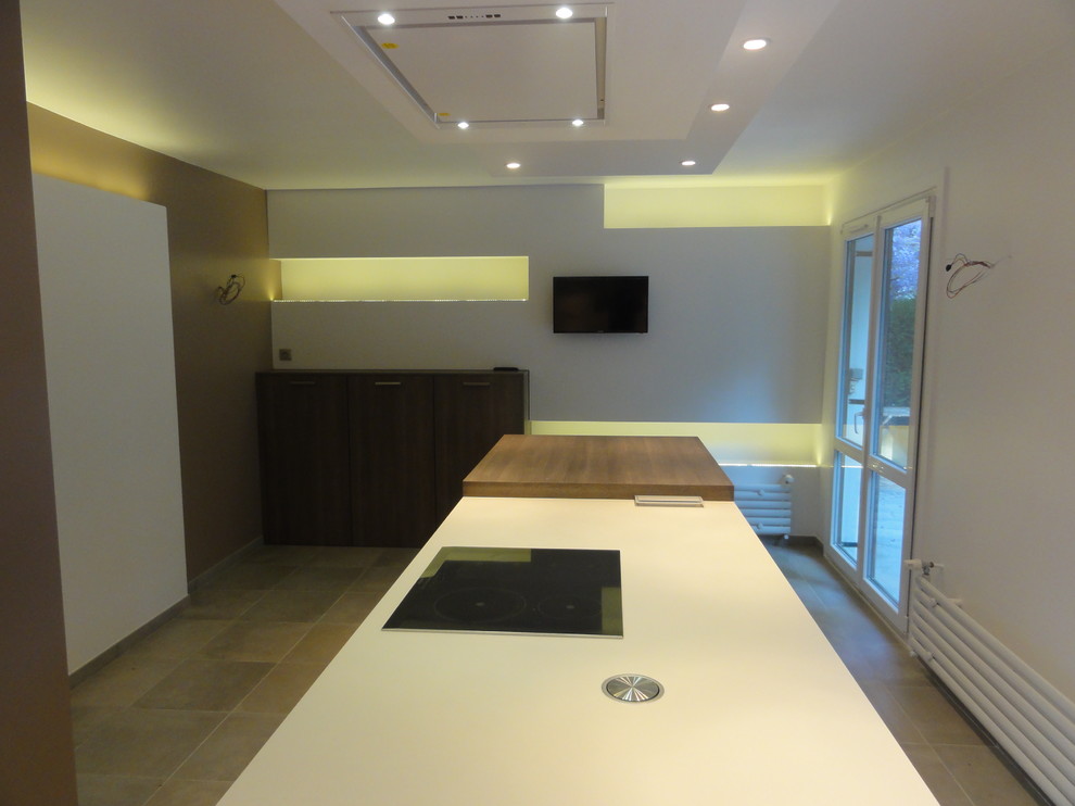 Foto di una cucina minimal di medie dimensioni con ante a filo, top in legno, paraspruzzi bianco, paraspruzzi in legno, pavimento in cementine e pavimento grigio