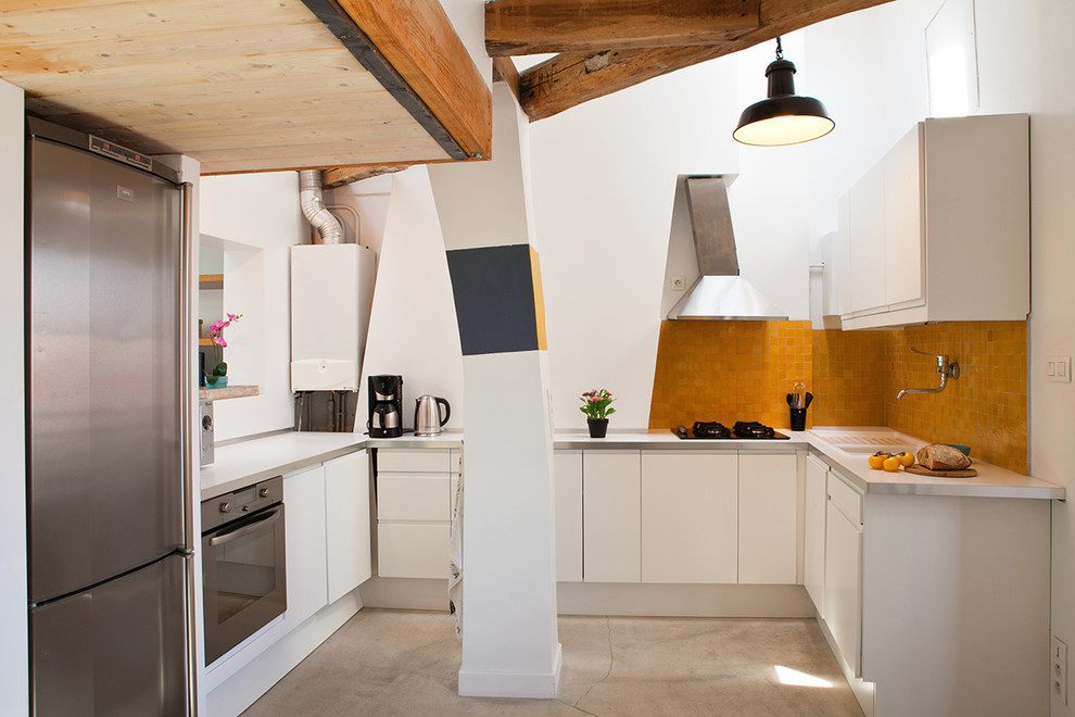 Пример оригинального дизайна: отдельная, п-образная кухня среднего размера в современном стиле с белыми фасадами и оранжевым фартуком без острова