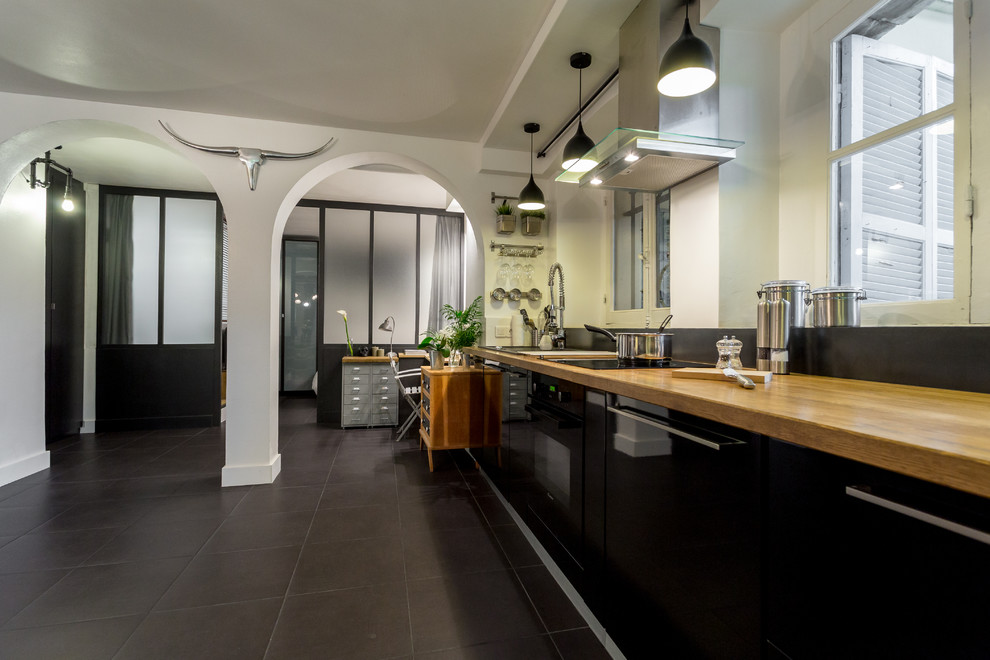 Пример оригинального дизайна: большая прямая кухня-гостиная в современном стиле с черными фасадами без острова